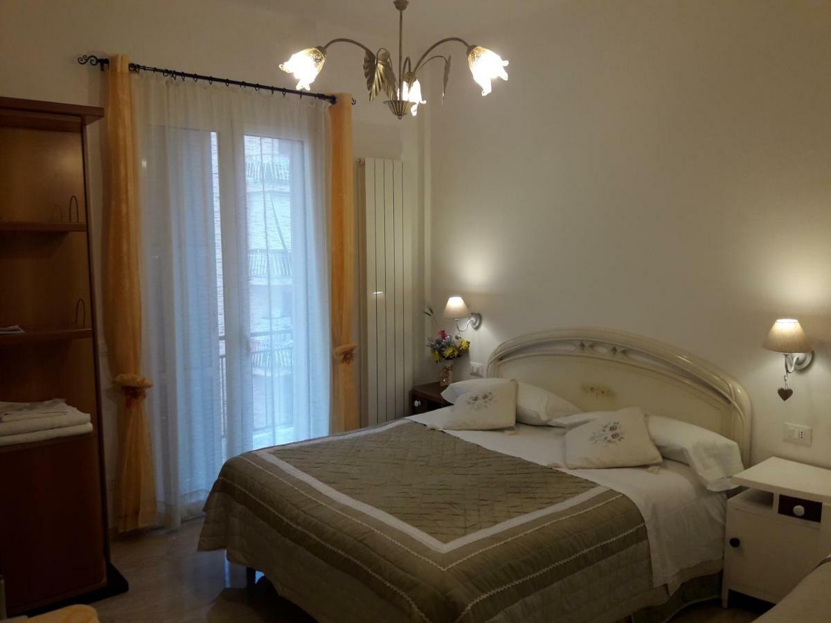 Affittacamere Sorrento Ventimiglia Bagian luar foto